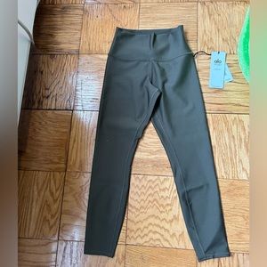 Alo 7/8 legging in size S. Green. Never worn.